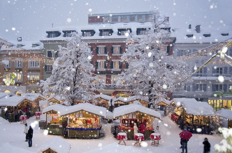 Adventmarkt am Marktplatz Lienz im Winter © Vergeiner`s Hotel Traube