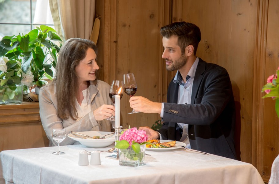 Pärchen beim Abendessen © Hotel zum Pinzger