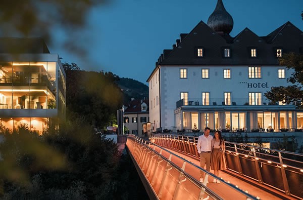 Schlosshotel bei Nacht © Schlosshotel Eisenstrasse